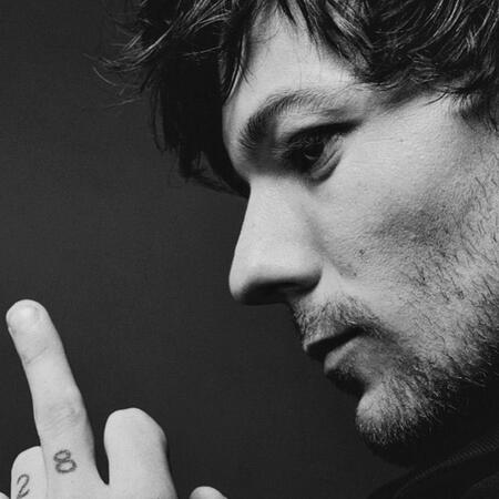 louis tomlinson side profile, flipping off camera